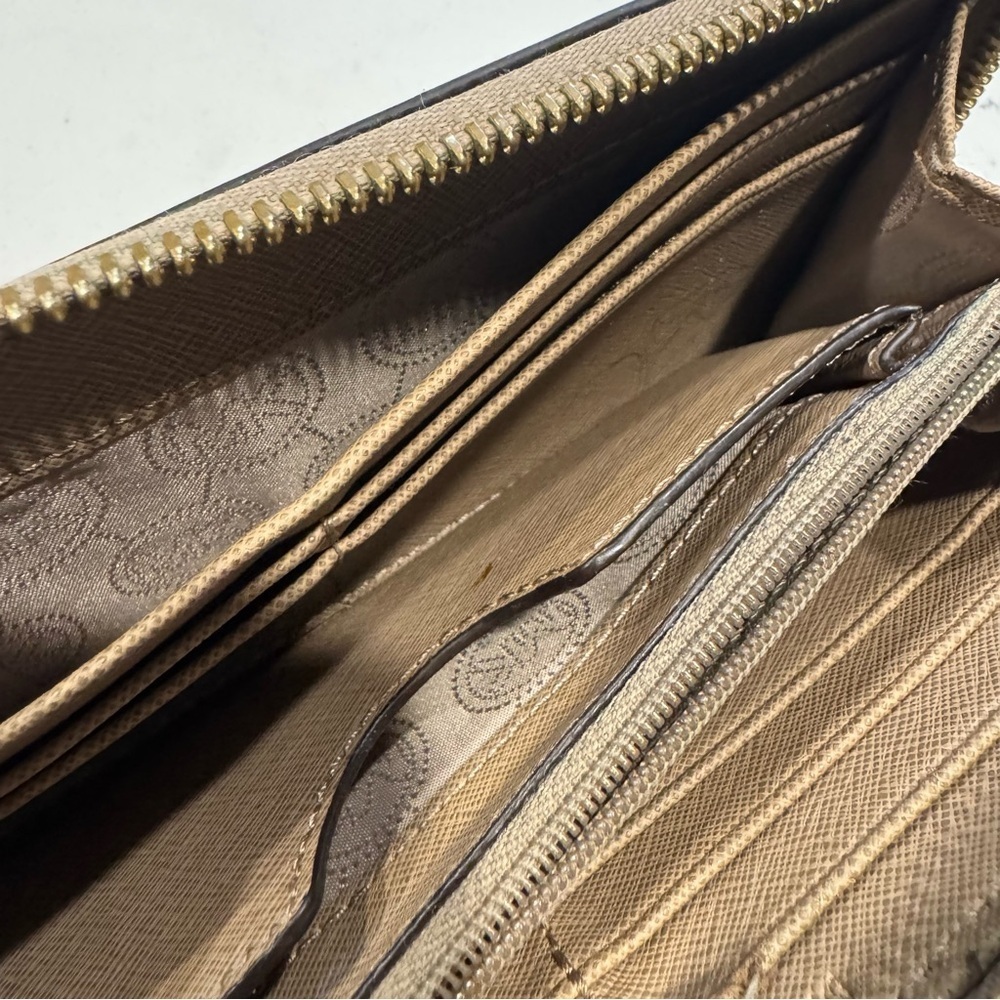 🎈 2/$5 🎈 Michael Kors Gold Logo Tan Wallet - Picture 6 of 6